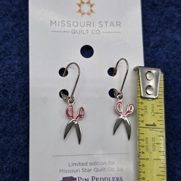 Missouri Star Quilt Earrings Red Sewing Shears Scissors Dangle Pin Peddlers NEW - Picture 2 of 4